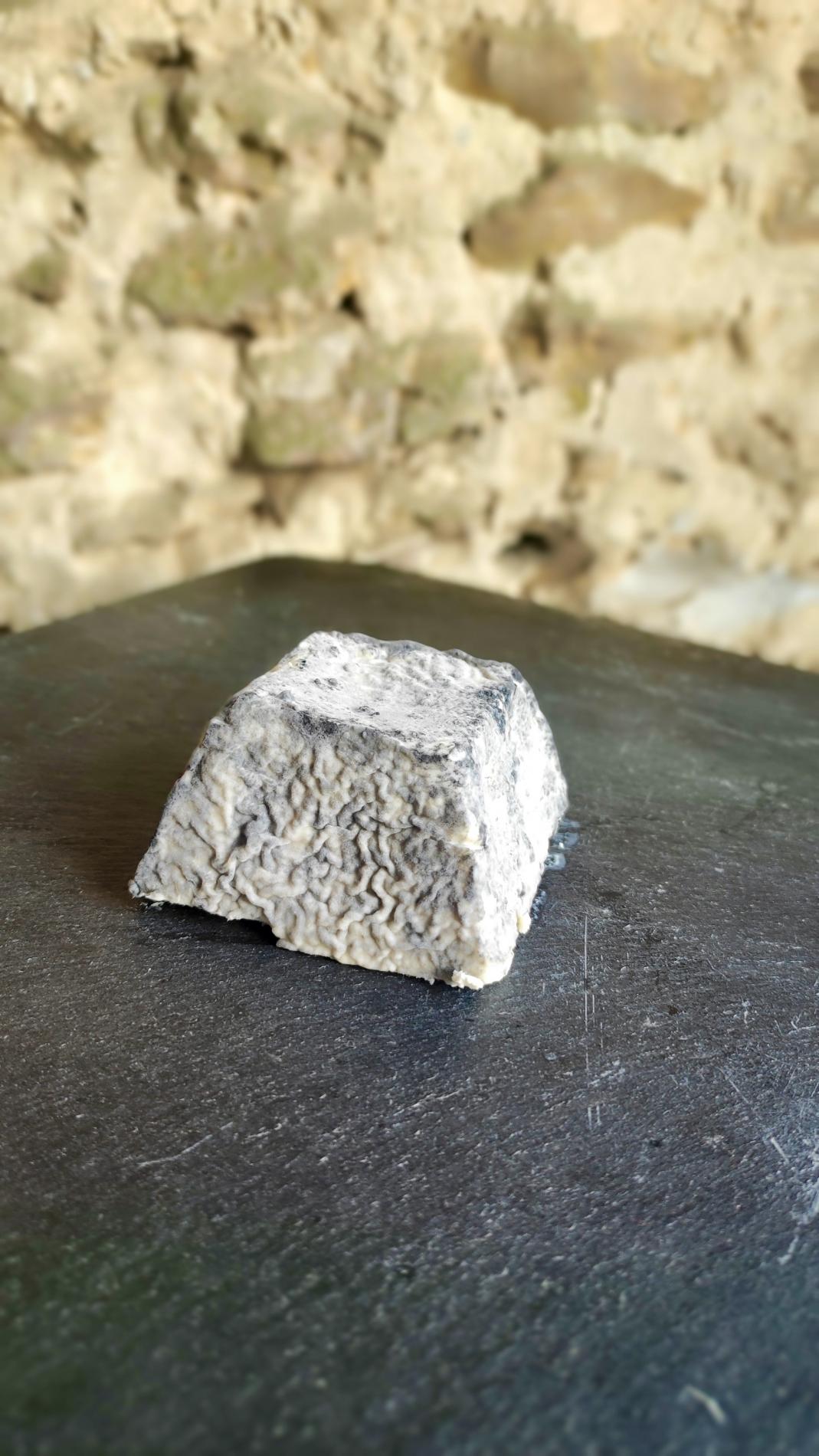 PYRAMIDE DE CHÈVRE CENDRÉE